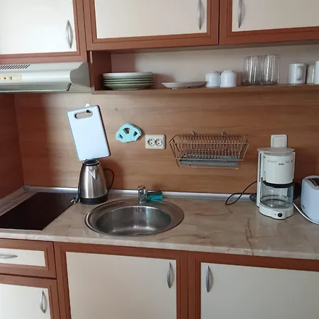 アパート Sunny Apartment, Kokiche - White Building Liliya