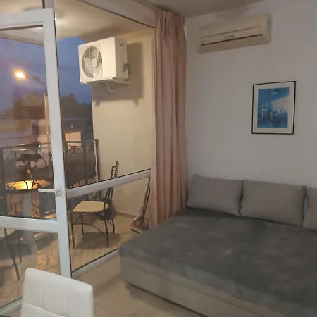 Sunny Apartment, Kokiche - White Building Liliya アパート サニービーチ