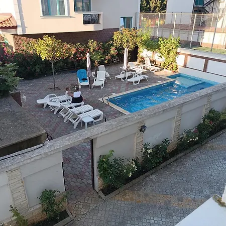 アパート Sunny Apartment, Kokiche - White Building Liliya