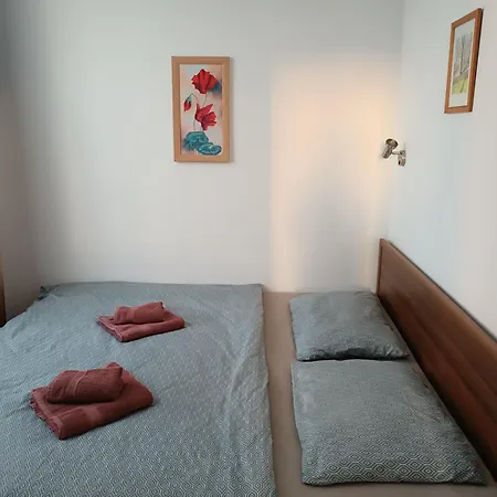 アパート Sunny Apartment, Kokiche - White Building Liliya *