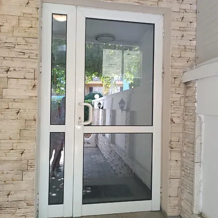 Sunny Apartment, Kokiche - White Building Liliya