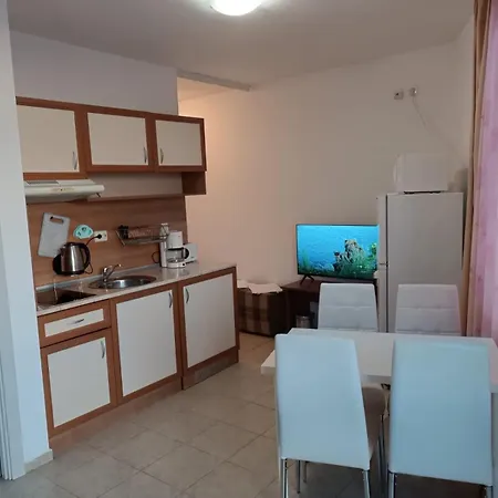 公寓 Sunny Apartment, Kokiche - White Building Liliya *