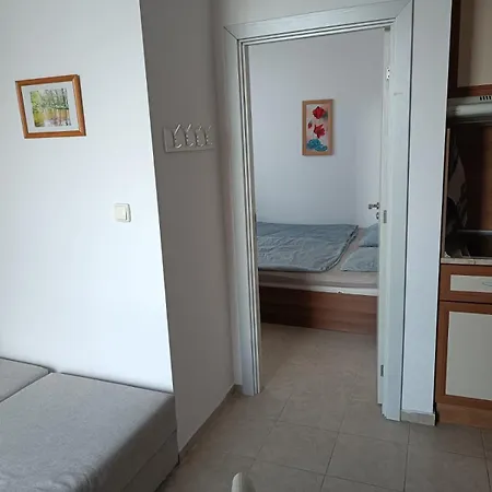 Sunny Apartment, Kokiche - White Building Liliya 公寓 *