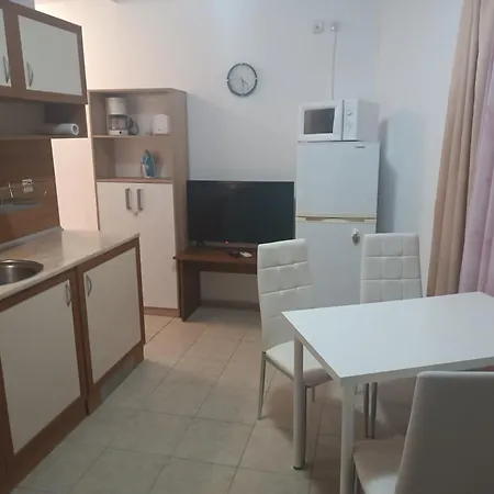 公寓 Sunny Apartment, Kokiche - White Building Liliya *