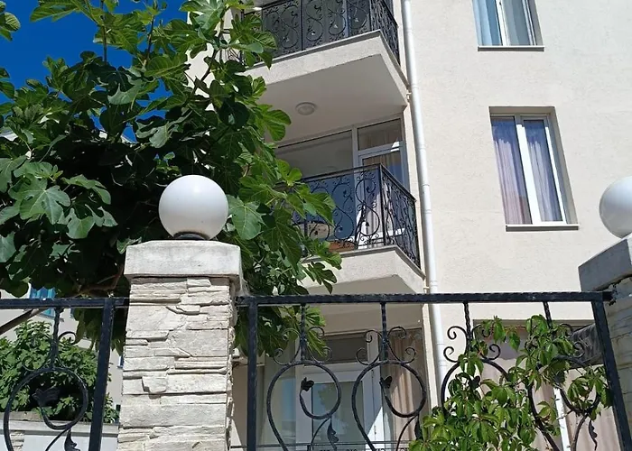 Sunny Apartment, Kokiche - White Building Liliya *