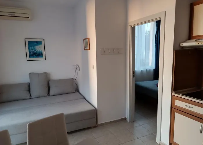 Sunny Apartment, Kokiche - White Building Liliya *