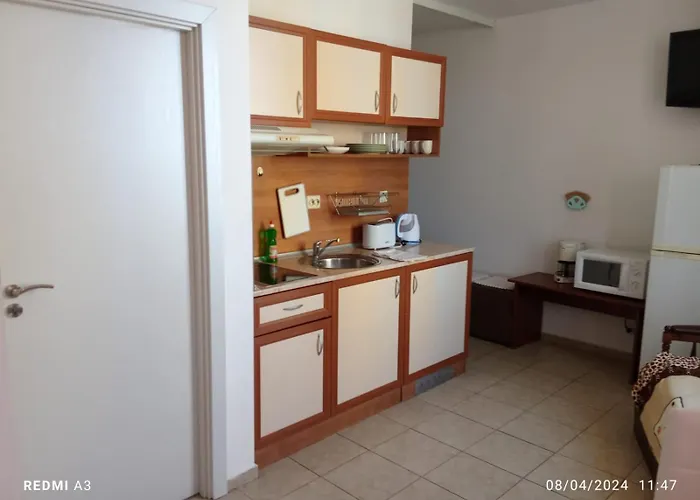 公寓 Sunny Apartment, Kokiche - White Building Liliya *