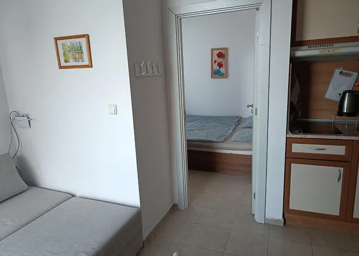 Sunny Apartment, Kokiche - White Building Liliya 公寓 *